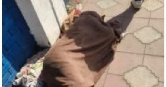 الداخلية تكشف حقيقة صورة مشرد على رصيف بدمنهور
