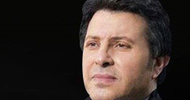أيام زمان..والدة هانى شاكر توزع"شلنات"على المارة احتفالا بغناء ابنها مع"فايزة"