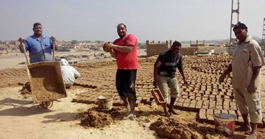 العاملون بسنترال القصير يدشنون حملة "جهز قبرك بنفسك"