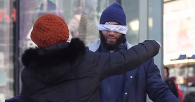 الإندبندنت: مسلم معصوب العينين يختبر ثقة المارة عبر معانقته فى كندا