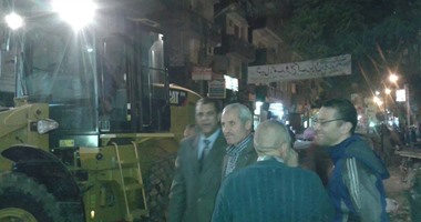 بالصور.. قبل بدء المعركة الانتخابية.. رئيس مجلس مدينة بأسيوط يسخر معدات المحافظة لإزالة إشغالات استجابة لمرشح برلمانى.. على بابا مرشح منفلوط: اتفقنا على خدمة المواطنين.. رئيس المدينة: الصدفة جمعتنا