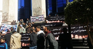 بالفيديو..أنهيار أهالى أقباط ليبيا المختطفين أمام نقابة الصحفيين