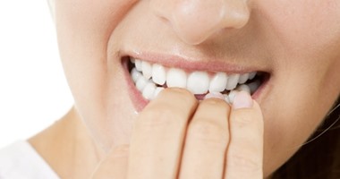 6 أشياء تجنب وضعها فى فمك لمنع مخاطرها