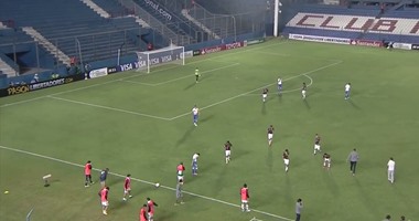 بالفيديو.. أوروجواى تنجو من تكرار حادث "الدفاع الجوى" بعد شغب الجماهير