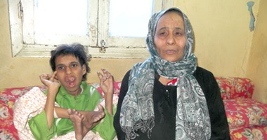 «نجلاء».. شابة عشرينية محبوسة فى جسد «طفلة»..الفتاة مصابة بتأخر عقلى وضمور فى العضلات ولا تستطيع الحركة والكلام.. وتتواصل مع والدتها بالصراخ والعض على يدها
