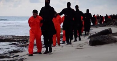 900 ألف مصرى يواجهون الموت فى ليبيا..الهروب من الفقر و البطالة إلى القتل على يد الجماعات المسلحة.. وزارة القوى العاملة: 306 آلاف مواطن عادوا بعد الثورة.. ومقتل أكثر من 100 مصرى فى أجدابيا وسرت ومصراته