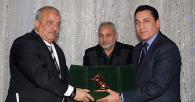محافظ الشرقية يهدى مدير الأمن السابق درع المحافظة تقديرا لجهوده