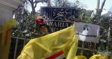 المتظاهرون بـ"قصور الثقافة" يرفعون "القبقاب" فى وقفتهم ضد جابر عصفور