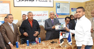 تسليم أجهزة "تابلت" لطلاب الصف الأول الثانوى بالسويس