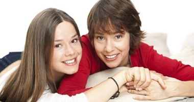 4 أسرار تربط الأم بابنتها وتكون سببًا فى نجاح علاقاتها المستقبلية.. الأمهات على دراية بجميع احتياجاتهن النفسية.. ليس هناك أفضل منها لتعليمها أهمية النظافة.. ومسئولة عن تلقينها كل شىء عن الحب والعلاقات