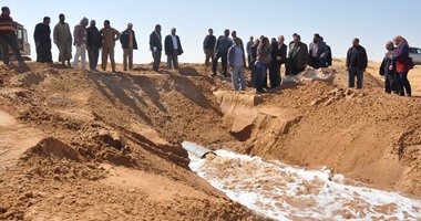 محافظ الوادى الجديد يدشن المرحلة الأولى لتوسعة بركة صرف زراعى بـ"موط"
