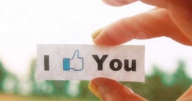 4 أعراض "فيسبوكية" تكشف أن صديقك وقع فى الحب