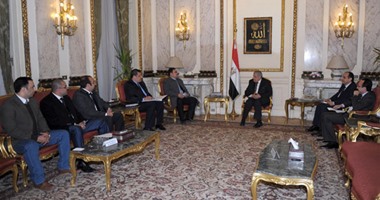 محلب: توقيع بروتوكول مع الشباب لحملة "هنلونها" بالشوارع والميادين