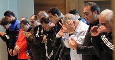 الأهلى يؤدى صلاة الجمعة فى قاعة "الطعام"  قبل ساعات من السوبر الأفريقى