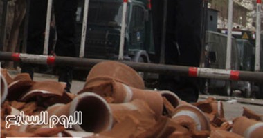 بالصور.. أعضاء تمرد يكسرون "القلل" أمام السفارة القطرية احتفاء برحيل السفير