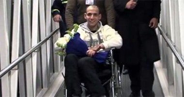 بالفيديو.. عودة 3 ضباط من رحلة علاج فى لندن إلى أرض الوطن
