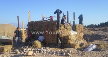 بالصور.. "بيوت من طين".. مشروع جمال أحمد للحفاظ على البيئة