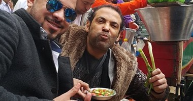 سعد الصغير يلتقط سيلفى أثناء إفطاره على عربة فول بالمهندسين