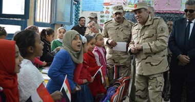 قائد المنطقة المركزية العسكرية يزور مدارس المنيا.. ويؤكد: تنمية الصعيد على أجندة الرئيس السيسى.. وتنسيق مع المحافظة لتأمين لجان الانتخابات.. ويقبل رأس طفلة متفوقة فى اللغة الإنجليزية