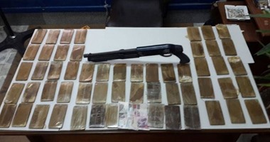 ضبط عاطلين بحوزتهما 2 كيلو حشيش وسلاح نارى بكوم أمبو