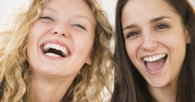 تقرير: مواد كيميائية يفرزها الجسد تتحكم فى مشاعرنا تجاه الآخرين