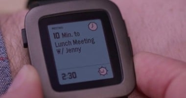 إصدار جديد للساعة الذكية الأكثر شعبية Pebble يفوق ساعة أبل