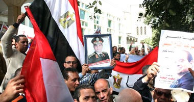 أعضاء "الاجتماعى الحر" ينهون وقفتهم بميدان تريامف لدعم الجيش
