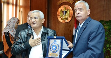 محافظ السـويس يكرم القيادات المحالين على المعاش لبلوغ السن القانونى