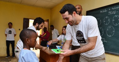 بالصور..أبوتريكة وكانوتيه يستعيدان الذكريات مع أطفال غينيا الاستوائية