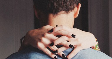 6 أمور تكذب بشأنها المرأة مع حبيبها تحت عنوان "كذبة بيضا"