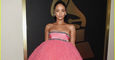 بالصور.. سيل من الانتقادات لريهانا بسبب "فستانها" بحفل "Grammy Awards"