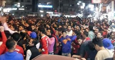 مشجعو الأهلى يحتفلون بفوزه فى ميادين دمياط