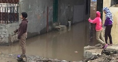 بالصور..تجدد كارثة غرق قرية البرادعة فى الصرف الصحى.. أهالى القليوبية يستغيثون: ارحمونا من الأمراض.. ونخشى انتشار التيفود مرة أخرى .. ويؤكدون: لن نعود لشعار "ادفع علشان تشرب"