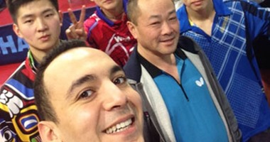منتخب الطاولة يلتقط السيلفى مع لاعبى الصين بالمركز الأوليمبى