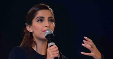 بالصور.. سونام كابور تحضر فعاليات Kala Ghoda Arts Festival فى مومباى