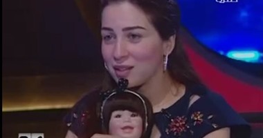 راغدة شلهوب تفاجئ مى عز الدين بدميتها على الهواء
