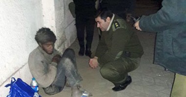 رواد "فيس بوك" يشيدون بإنسانية ضابط وعساكر مع أحد المشردين بشبين الكوم