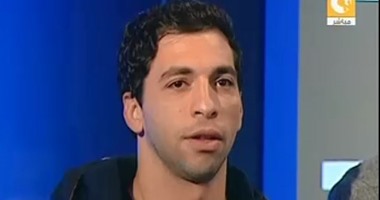 أحمد الأحمر ينشر صورة مع كابتن طائرة العودة برفقة كأس أفريقيا