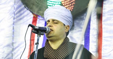 نجل ياسين التهامى يبدأ حفل "الليلة اليتيمة" فى "الحسين" بحضور الآلاف