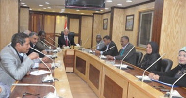 بالصور.. محافظ أسوان يلتقى بأعضاء الاتحاد المحلى لنقابات العمال