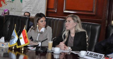محافظ الأقصر يستعرض المشروعات المتوقفة فى أرمنت وإسنا