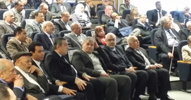 بالصور.. عصام شرف لطلاب جامعة زويل: احلموا بالمستقبل ولا تكونوا تجار دين