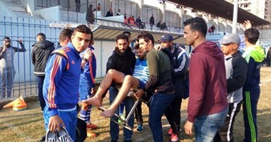 نقل لاعب بورفؤاد إلى المستشفى على " كرسى"