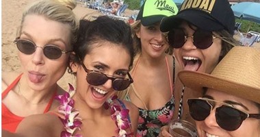 بطلة مسلسل "يوميات مصاص دماء" تقضى إجازتها فى هاواى