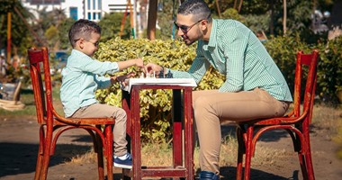 "صحافة المواطن".. قارئ يرسل صورا مع ابنه ويعلق: " الحب ممكن يكون بين الأب وابنه"