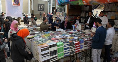 معرض الكتاب يواصل أعماله وسط إقبال متزايد من الزوار