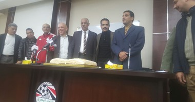 بالصور.. جمال علام يكرّم أيمن دجيش عميد مساعدى أفريقيا