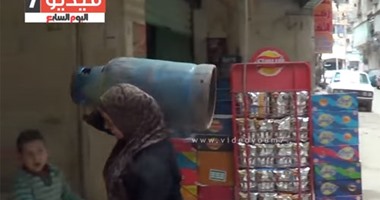 بالفيديو.. "إيه اللى رماك على المر"..  "أنوار" بائعة أنابيب "ديليفرى" للسيدات فقط: "مطلقة بقالى 5 سنين وعندى ولدين بشتغل عشان أربيهم".. ببدأ شغلى من 7 الصبح لـ12 بليل.. وعايزة الستر من ربنا