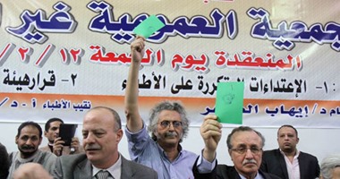 19 قرارا حصيلة "عمومية نقابة الأطباء" الطارئة.. الامتناع عن الخدمة مدفوعة الأجر 27 فبراير.. وإغلاق العيادات الخاصة 19 مارس.. ورفض إنشاء  هيئة التدريب الإلزامى.. إحالة وزير الصحة للتأديب ومطالب بإقالته