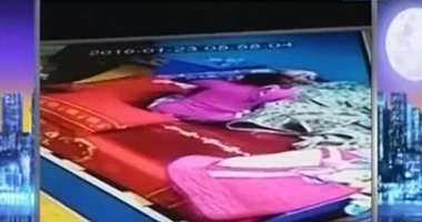 خالد صلاح يعرض فيديو صادم لـ"مربية" تعذب طفلا خلال نومه بـ"آخر النهار"